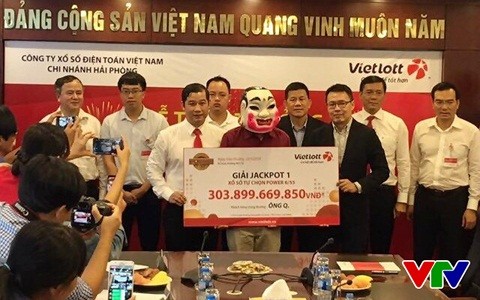 Ông Q đeo mặt nạ nhận giải thưởng lớn nhất Việt Nam.