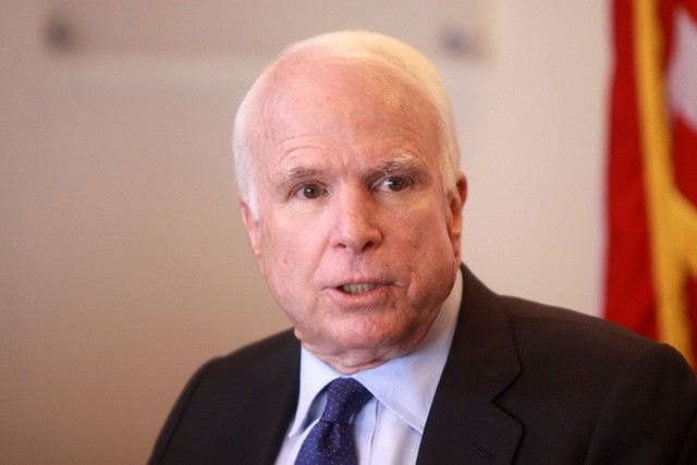 Thượng Nghị sĩ Mỹ John McCain phải cắt bỏ da trên gương mặt. 