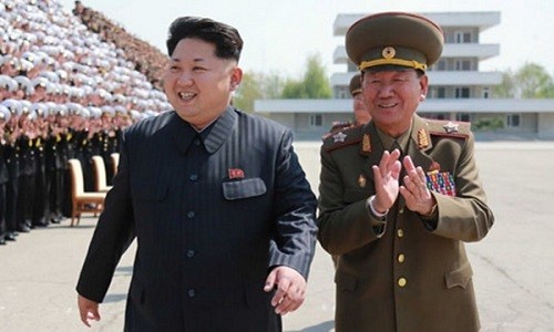 Lãnh đạo Triều Tiên Kim Jong-un (trái) và tướng Pak Yong-sik thăm một đơn vị quân đội hồi năm 2015. Ảnh: KCNA.