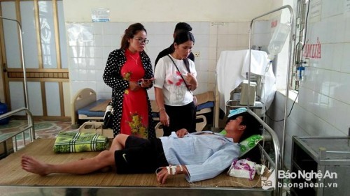 Anh Bình đang nằm theo dõi tại Trung tâm Y tế Quế Phong. Ảnh: Báo Nghệ An
