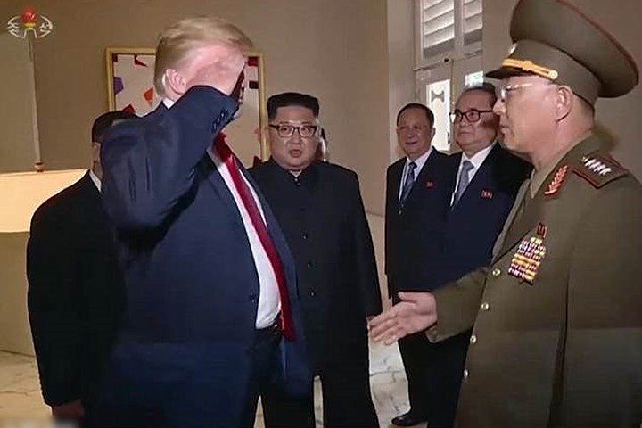 Tổng thống Mỹ chào kiểu nhà binh với tướng Triều Tiên gây tranh cãi.