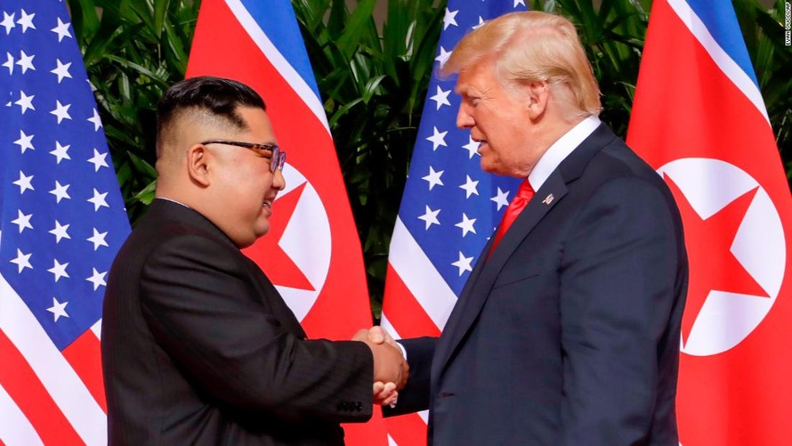 Tổng thống Trump bắt tay Chủ tịch Kim trong lần đầu gặp mặt ở Singapore.