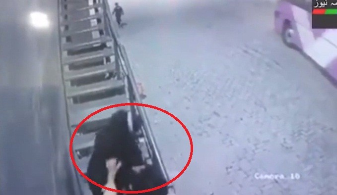 Cô gái và kẻ thủ ác giằng co tại cầu thang lên nhà cô gái. Ảnh cắt từ video