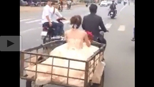 Bản tin 14H: Chú rể 'gây bão' khi rước dâu bằng xe chở hàng