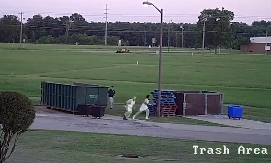 Hai tù nhân bỏ chạy khỏi quản giáo khi đi đổ rác. Ảnh cắt từ video