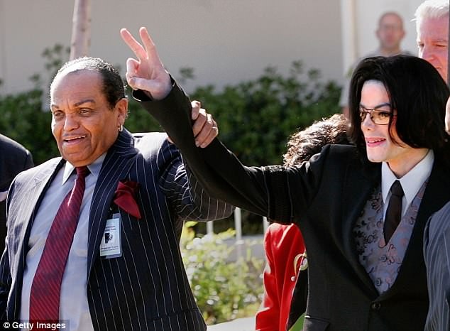 Michael Jackson yêu nhưng sợ hãi người cha hà khắc.