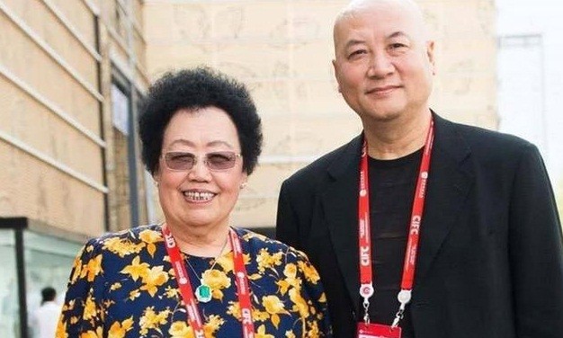 Trì Trọng Thụy và vợ Trần Lệ Hoa đã bên nhau 28 năm, bỏ qua mọi lời bàn tán.