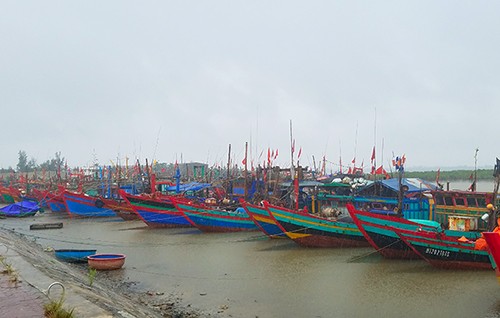 Tàu thuyền neo đậu tại cảng cá Cửa Sót (Hà Tĩnh) trưa ngày 18/7. Ảnh: Vnexpress