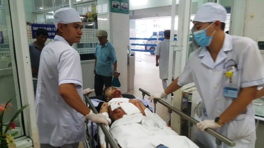 Anh Bình bị thương nặng do bình gas mini phát nổ. Ảnh: NĐT