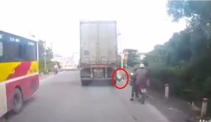 Người đàn ông bỏ xe máy bên đường, lao vào gầm container tự sát. Ảnh cắt từ video