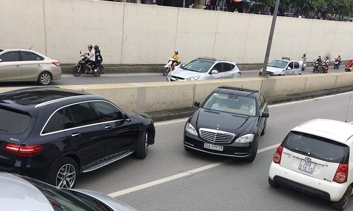 Chiếc xe Mercedes biển "ngũ quý 7" đi ngược chiều trong hầm đường bộ Kim Liên gây mất trật tự an toàn giao thông.