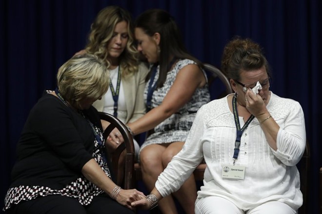 Nạn nhân và gia đình các nạn nhân không cầm được nước mắt khi tham dự buổi họp báo công bố báo cáo về vấn nạn xâm hại tình dục trẻ em ở 6 giáo phận Công giáo bang Pennsylvania. Ảnh: AP.