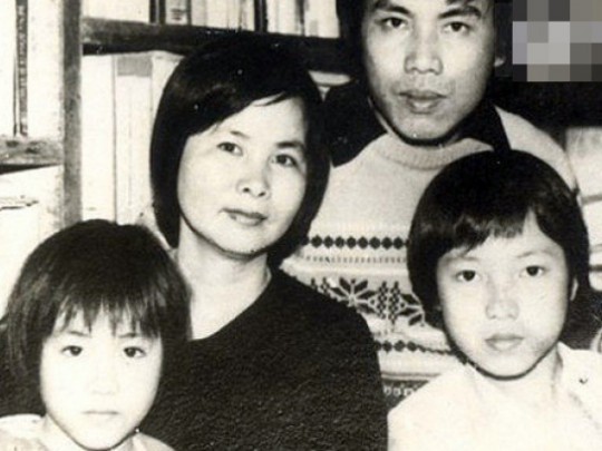 BTV Lưu Minh Vũ (phải) chụp chung cùng bố Lưu Quang Vũ, má Xuân Quỳnh và em trai Lưu Quỳnh Thơ. Ảnh tư liệu