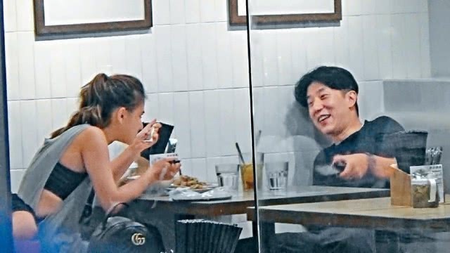 Con trai Thành Long vui vẻ trò chuyện khi đi ăn tối cùng bạn gái.