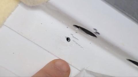 Hình ảnh vết thủng được phát hiện trên tàu vũ trụ Soyuz MS-09 của Nga, kết nối với trạm không gian NASA từ tháng 6. Ảnh: NASA.