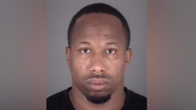 Cai ngục Willie Malik Jackson bị bắt vì ép tù nhân 16 tuổi quan hệ tình dục.