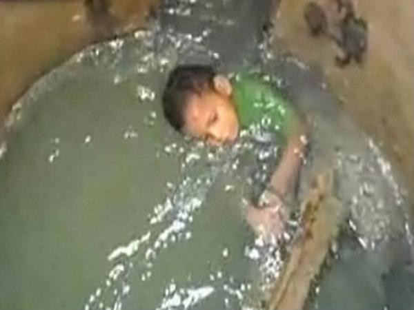 Cậu bé 3 tuổi bị mắc kẹt dưới nước.