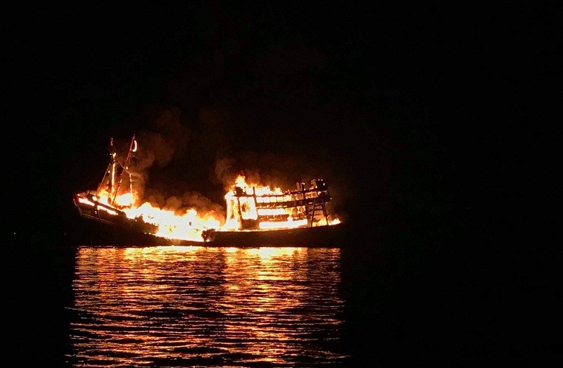 Tàu KG93218TS bốc cháy dữ dội trên biển (Ảnh do Đồn Biên phòng CKC An Thới cung cấp).