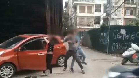 Chồng giật tóc, đánh vợ dã man trên phố. Ảnh cắt từ clip.