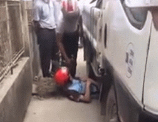Thanh niên nằm "ăn vạ" dưới gầm xe CSGT. Ảnh cắt từ clip