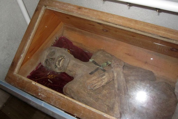 Thi thể mục sư còn nguyên vẹn giống như xác ướp sau 272 năm. 