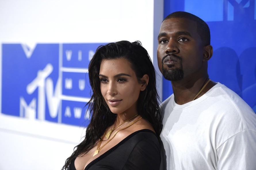 Vợ chồng Kanye West và Kim Kardashian được ca tụng vì cứu nguy cho cả khu dân cư.