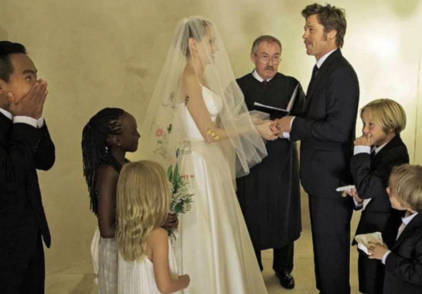 Thẩm phán John Ouderkirk từng chủ hôn cho Jolie - Pitt là người xử ly hôn cho cặp đôi.