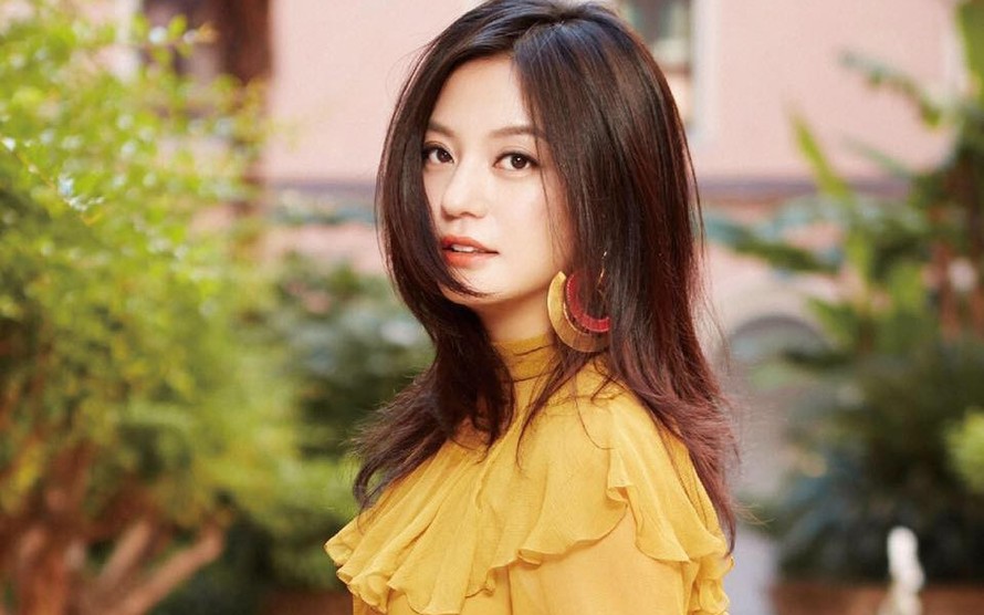 Nữ diễn viên/ca sĩ/nhà sản xuất/doanh nhân Triệu Vy.