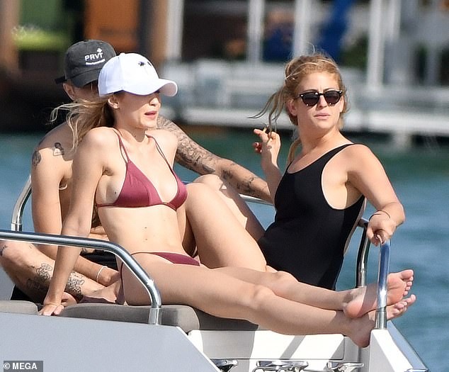 Hôm Chủ nhật (25/11, giờ địa phương), “chân dài” Gigi Hadid đã có một ngày nghỉ dưỡng trên du thuyền bên những người bạn thân thiết ở Miami.