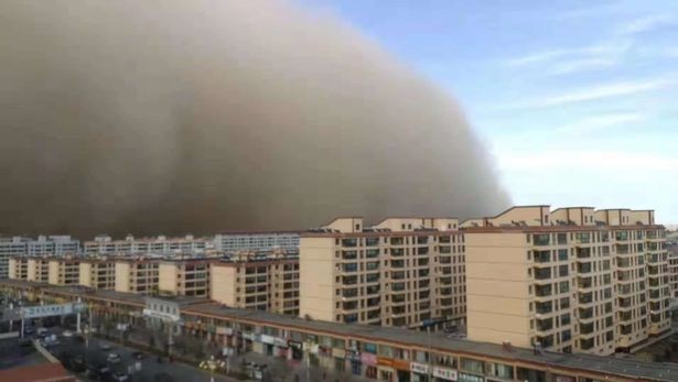 Hình ảnh bão cát khổng lồ di chuyển khắp thành phố (Ảnh: Imaginechina / REX / Shutterstock)