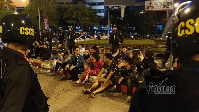 Gần 50 thanh niên uống trà đá giữa ngã tư bị lực lượng chức năng đưa về đồn. Ảnh: VietNamNet