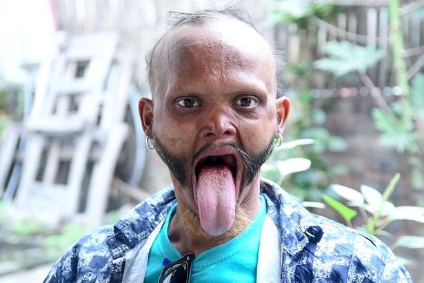 Chiếc lưỡi siêu dài của người đàn ông đến từ Nepal.