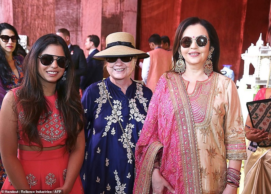 Isha Ambani (trái) chụp ảnh chung với bà Hillary Clinton (giữa) và mẹ ruột Nita Ambani.