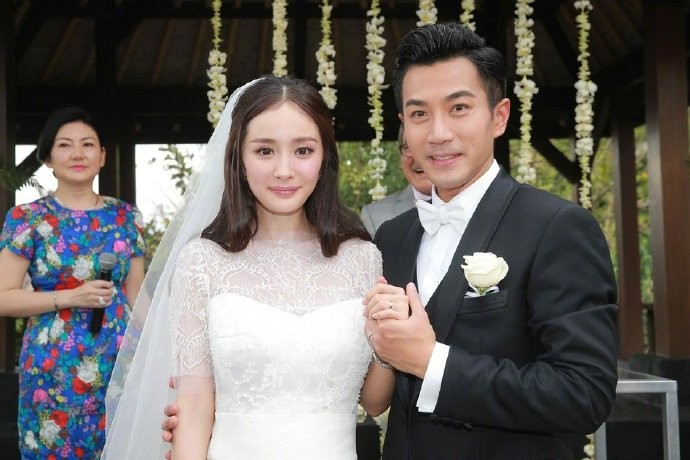 Sau nhiều lần phủ nhận, Dương Mịch và Lưu Khải Uy chính thức công bố chuyện ly hôn.