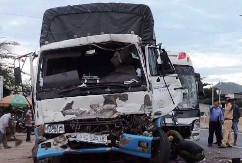 Hiện trường vụ tai nạn ôtô giường nằm tông xe tải tại Bình Thuận hôm 29/12. Ảnh: Phan Thành