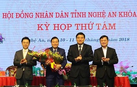 Ông Lê Hồng Vinh nhận hoa chúc mừng của lãnh đạo tỉnh Nghệ An.
