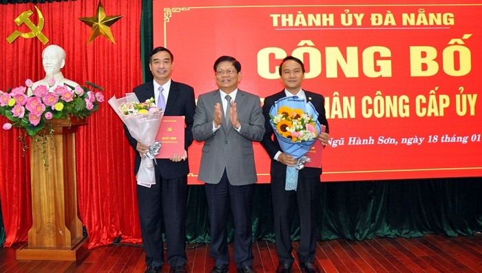 Phó Bí thư Thường trực Thành ủy Đà Nẵng Võ Công Trí trao quyết định cho ông Lê Trung Chinh (trái) và ông Nguyễn Đình Vĩnh. Ảnh: CAND