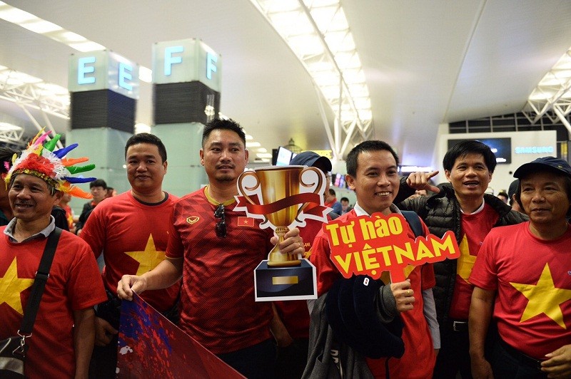 Hàng trăm CĐV vượt 5.400 km sang UAE 'tiếp lửa' cho tuyển Việt Nam