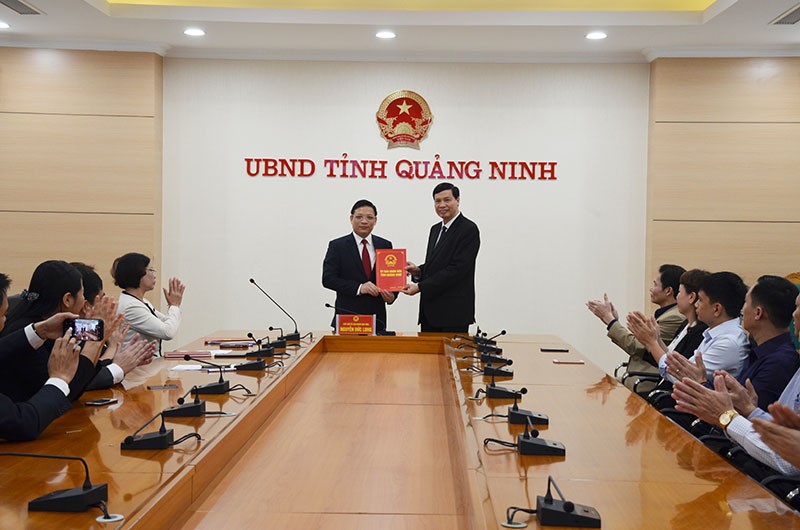 Chủ tịch UBND tỉnh Quảng Ninh trao quyết định cho đồng chí Nghiêm Xuân Cường.