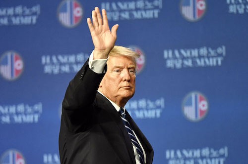 Tổng thống Mỹ - Donald Trump vẫy tay chào kết thúc họp báo sau hội nghị thượng đỉnh Mỹ - Triều tại Hà Nội ngày 28/2. Ảnh: Giang Huy