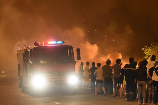 Nhiều xe cứu hỏa được huy động đến hiện trường để khống chế đám cháy.