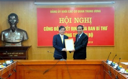 Đồng chí Nguyễn Thanh Bình trao quyết định cho đồng chí Đỗ Ngọc An.