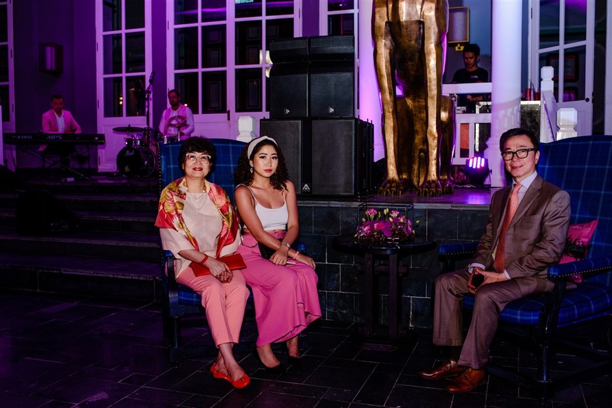 Đại sứ Phạm Sanh Châu (ngoài cùng bên phải) tại đám cưới cặp tỷ phú Ấn Độ.
