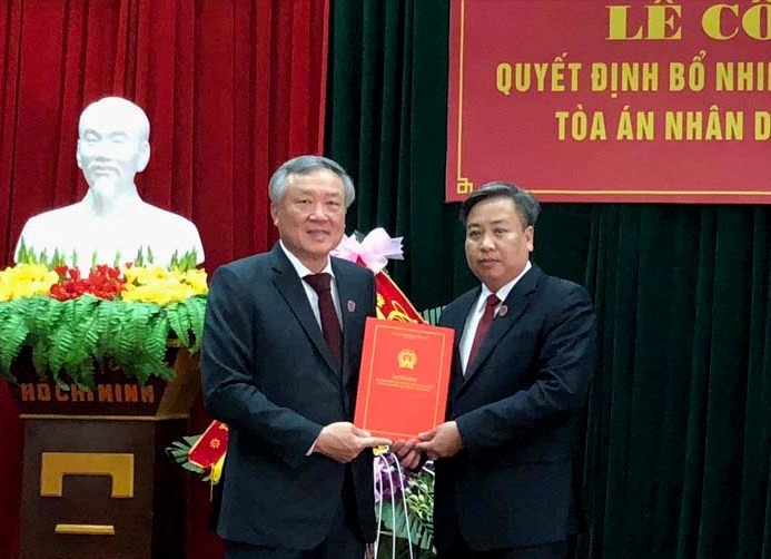 Chánh án TANDTC Nguyễn Hòa Bình trao quyết định và chúc mừng đồng chí Phạm Quốc Hưng.