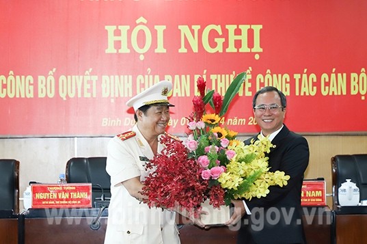 Bí thư Tỉnh ủy Bình Dương Trần Văn Nam trao quyết định và chúc mừng đồng chí Nguyễn Hoàng Thao.