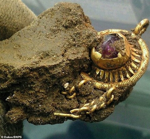 Phần vàng và đá quý còn lại của chiếc mũ từ thế kỉ 15