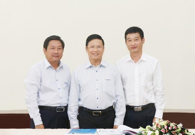 Ông Nguyễn Thanh Tùng - Tổng giám đốc, ông Võ Minh Tuấn - Chủ tịch HĐQT; và ông Huỳnh Phương - thành viên HĐQT DongA Bank (từ trái qua phải). Ảnh: DAB.