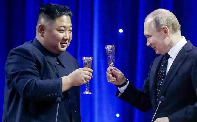 Chủ tịch Triều Tiên Kim Jong Un (trái) và tổng thống Nga Vladimir Putin (Ảnh: Sohu)