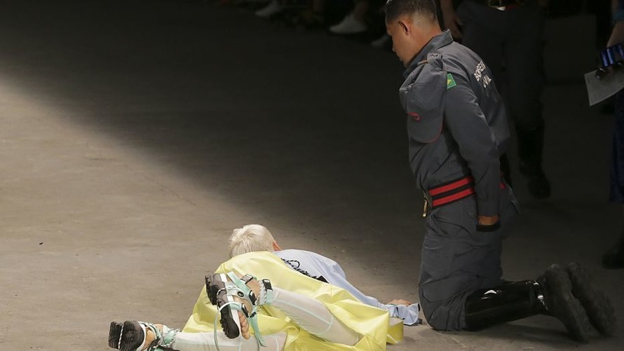 Nam người mẫu ngã xuống sàn catwalk trong lúc biểu diễn.