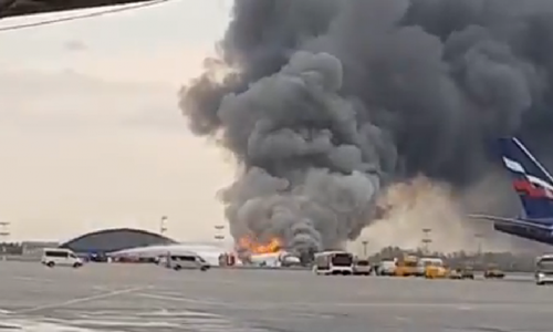 Chiếc Sukhoi Superjet SSJ-100 bốc cháy trên đường băng. Ảnh cắt từ video.